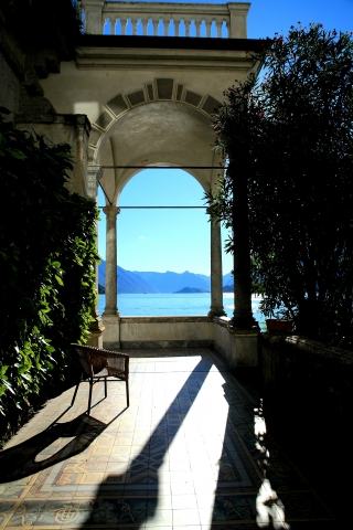 Terrazza sul lago di Como con poltrona al tramonto, Italia