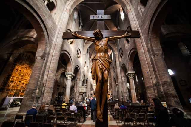 Crocifisso ligneo all'interno del Duomo di Modena, Italia