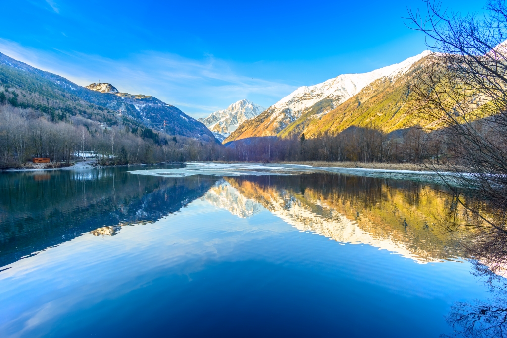 Monte bianco Specchiato in un lago