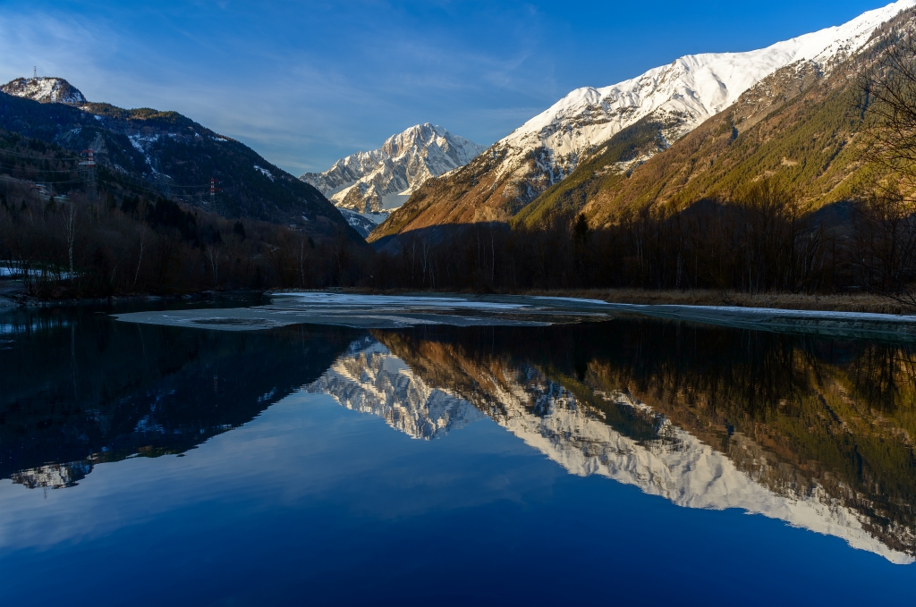 Monte bianco Specchiato in un lago