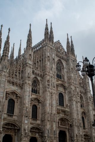 Vista frontale del Duomo di Milano