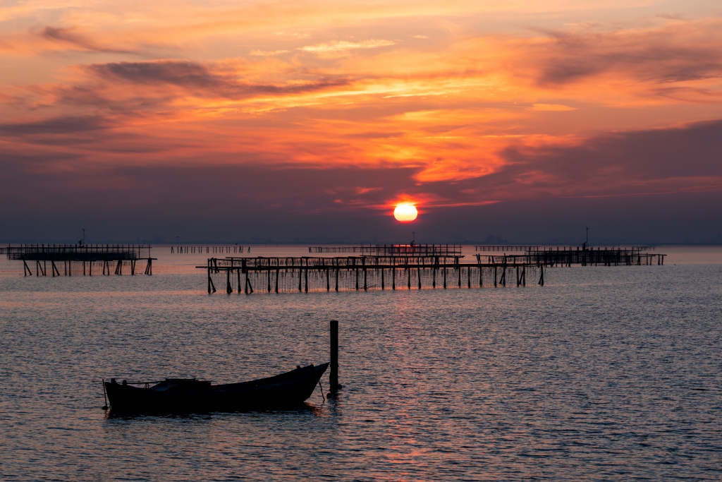 barca al tramonto