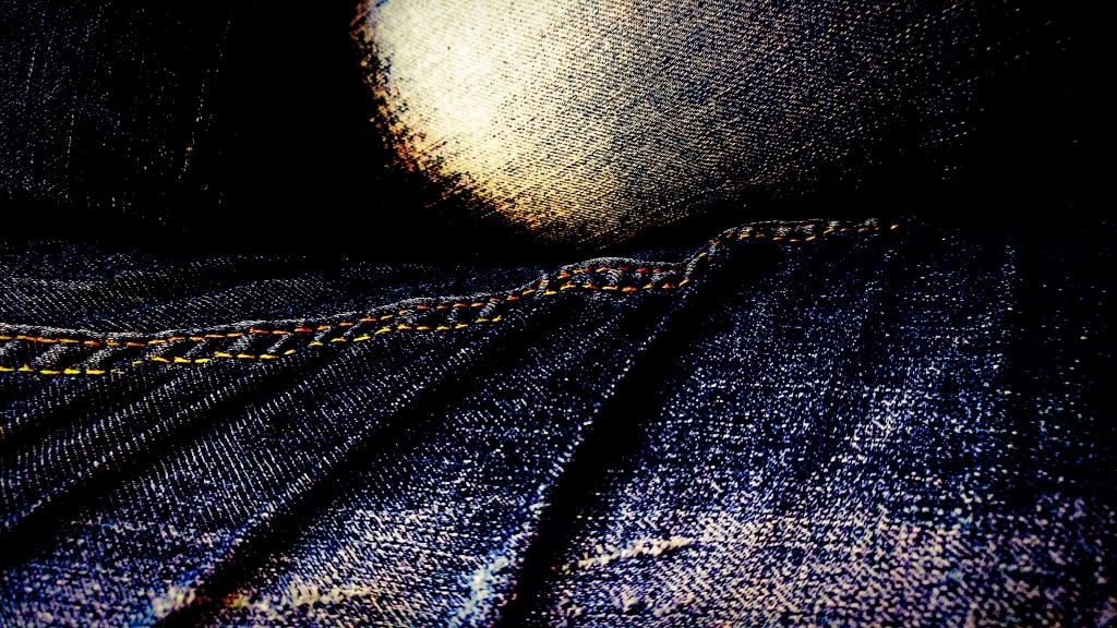 Moonrise on the orizon of a jeans sea