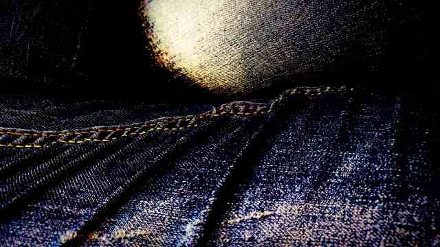Moonrise on the orizon of a jeans sea
