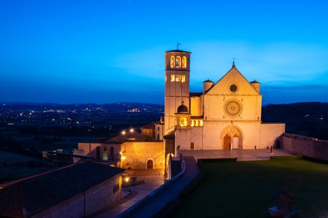 La Basilica di San Francesco al tramonto ad Assisi, Italia