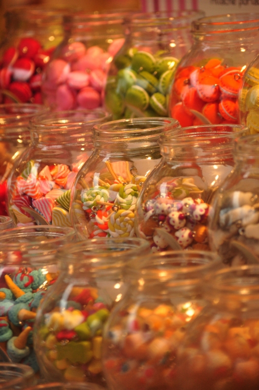 Dolci e caramelle al mercato, gioia per i bimbi. (Parigi)
