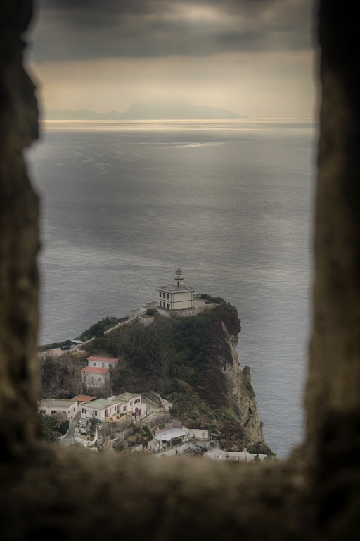 Una cornice sul faro di Capo Miseno