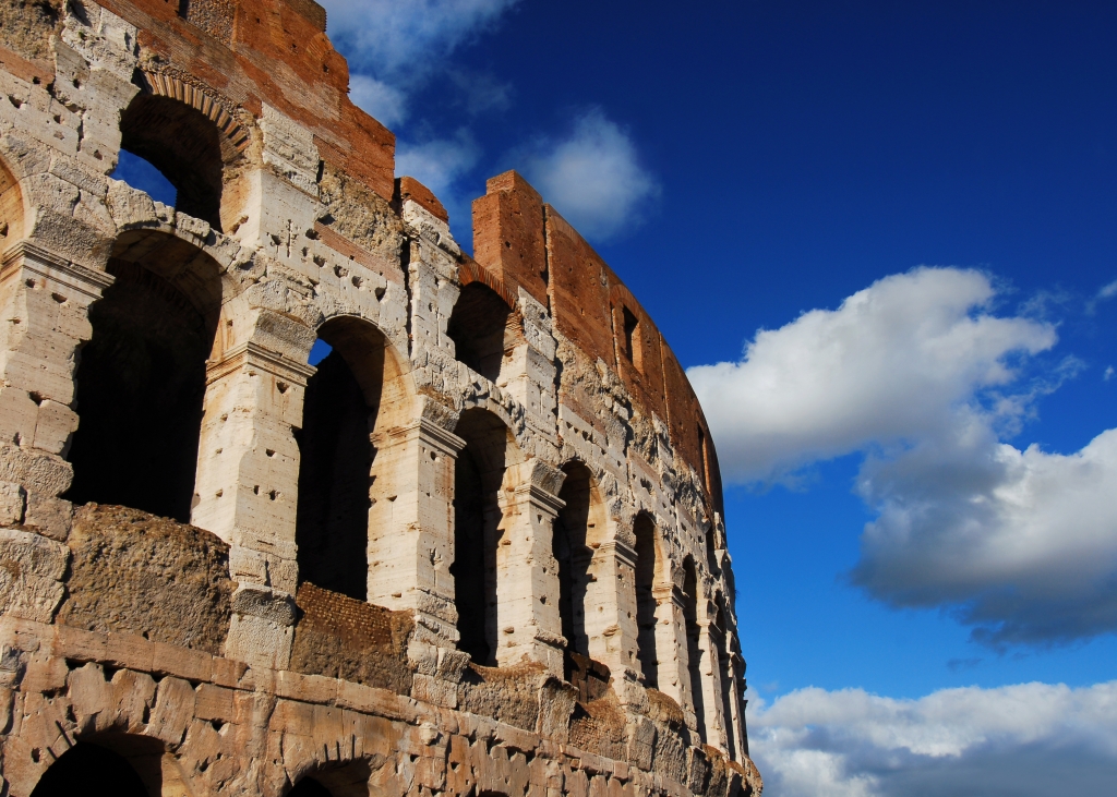 Colosseo con nuvole