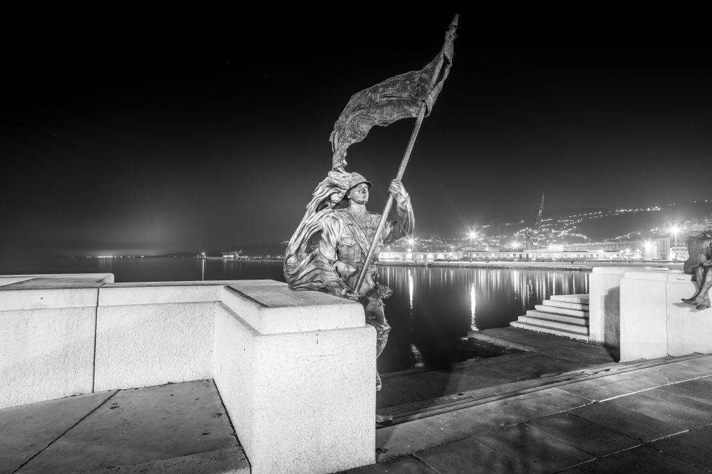 Statua di bersagliere in bianco e nero a Trieste