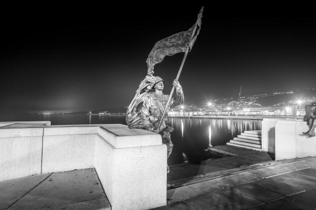 Statua di bersagliere in bianco e nero a Trieste