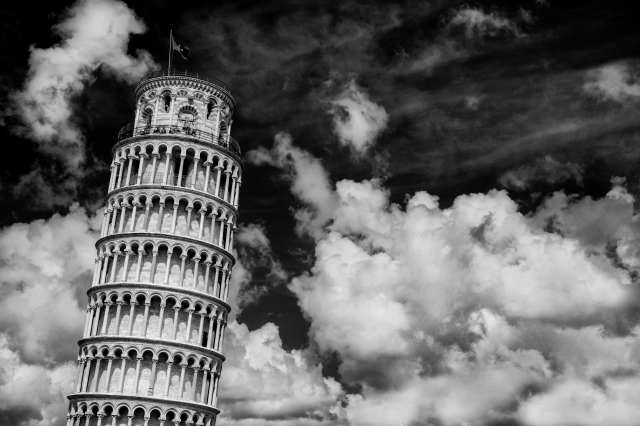 Torre di Pisa tra le nuvole (Bianco e Nero)