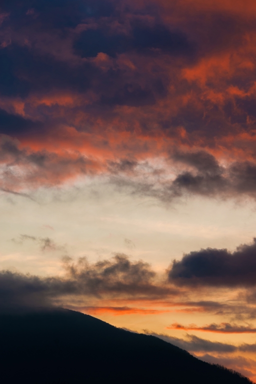 Tramonto sopra la montagna