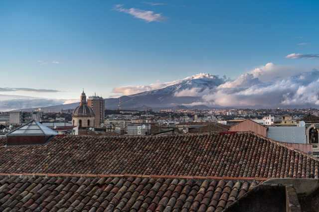 Catania, l'Etna dai tetti