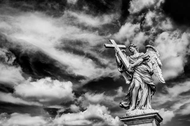Angelo con la Sacra Croce tra le nuvole
