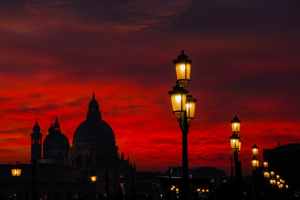 Venezia con tramonto rosso