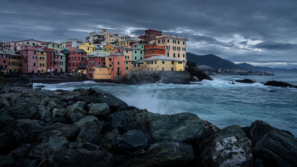 Genova: mareggiata a Boccadasse