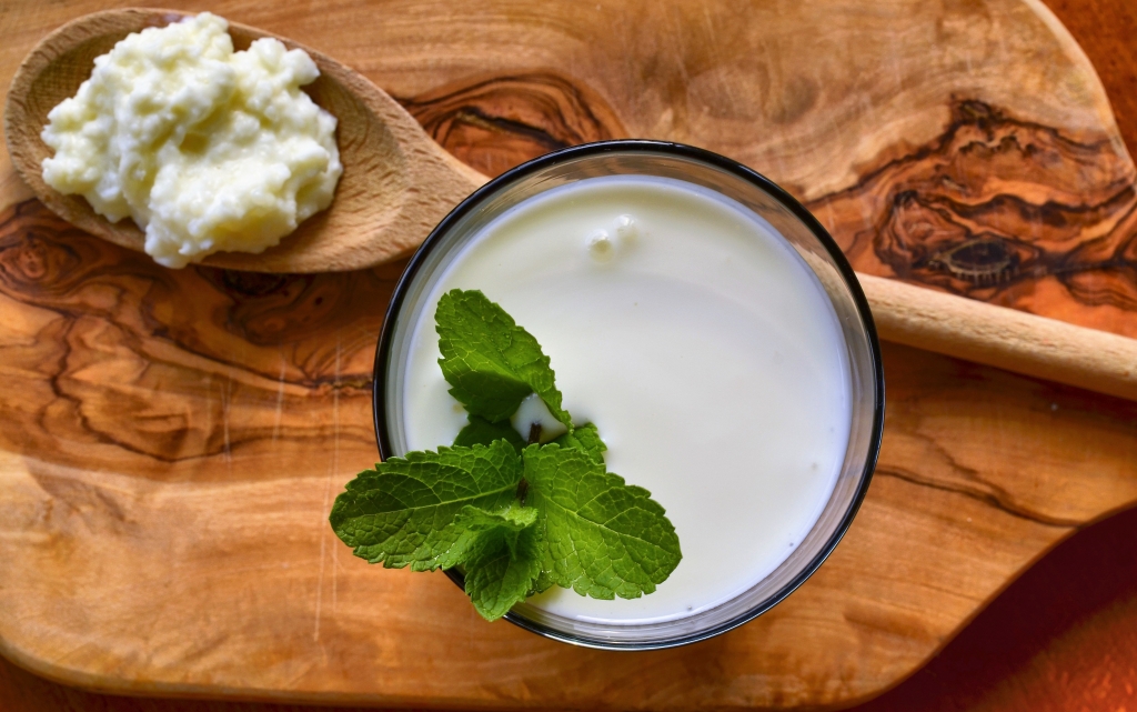 Kefir di latte, alimento naturalmente ricco di fermenti lattici.