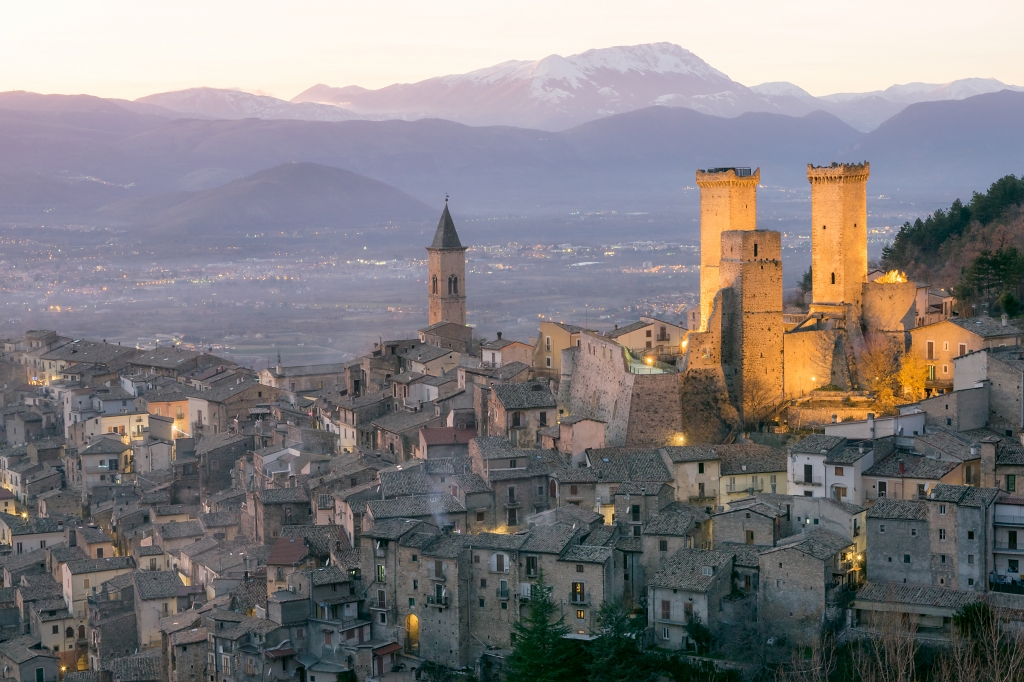 Pacentro al tramonto. L'Aquila, Abruzzo, Italia