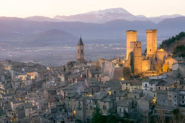 Pacentro al tramonto. L'Aquila, Abruzzo, Italia