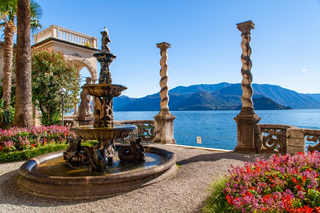 Giardino e fontana di sontuosa villa sul lago di Como, Italia