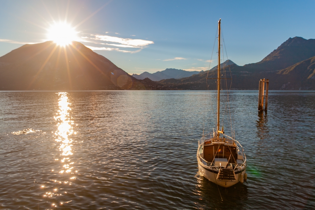 Una barca a vela ormeggiata sul lago di Como al tramonto