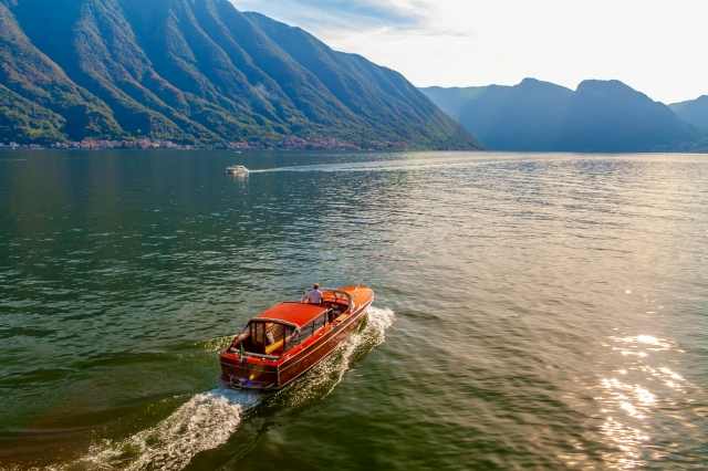 Elegante barca vintage sulle acque del Lago di Como al tramonto