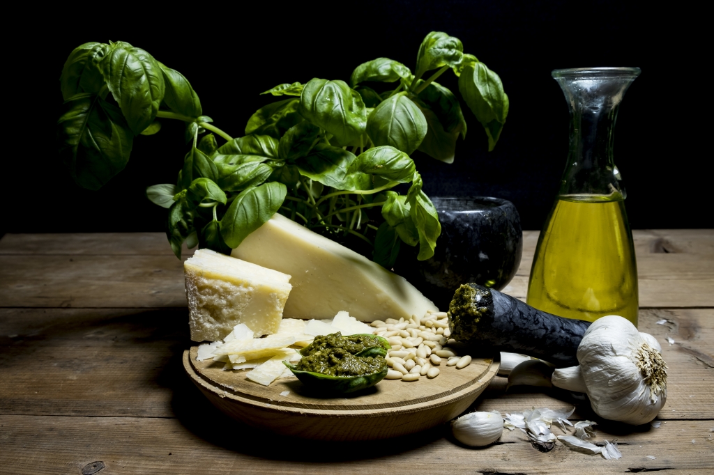 Aglio,  olio, basilico, pecorino, grana=Pesto