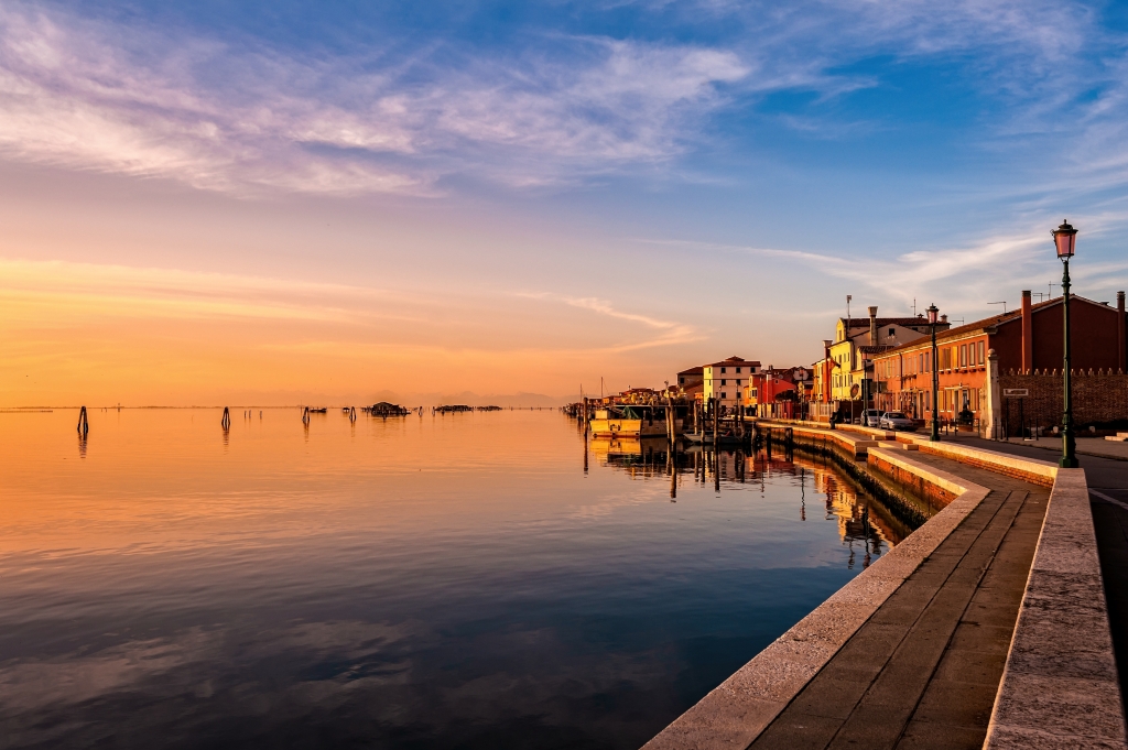 Tramonto romantico sulla laguna.