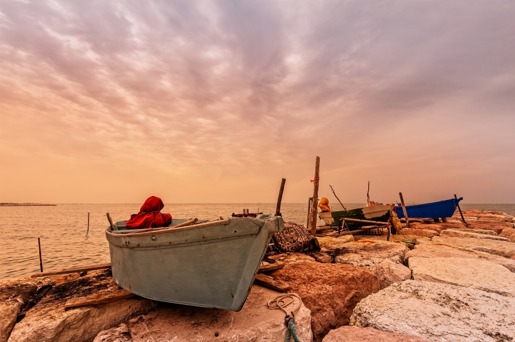 Barche da pesca al tramonto.