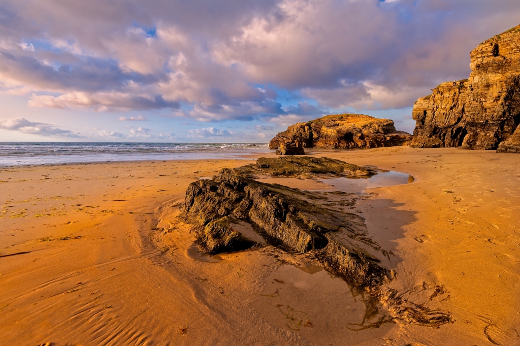 Costa atlantica con spiaggia.