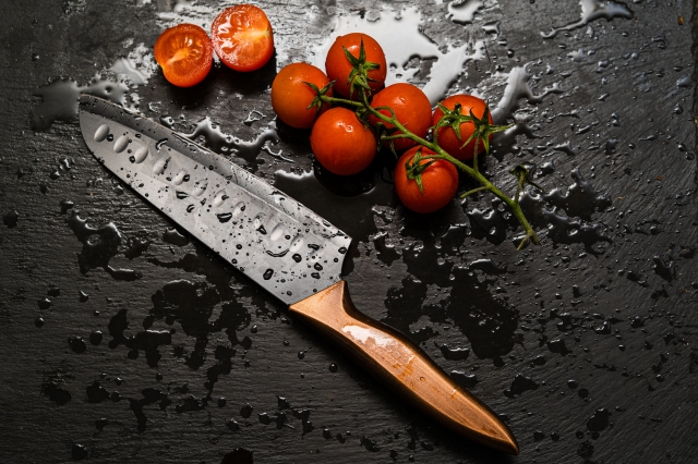 Coltello giapponese e pomodoro ciliegino
