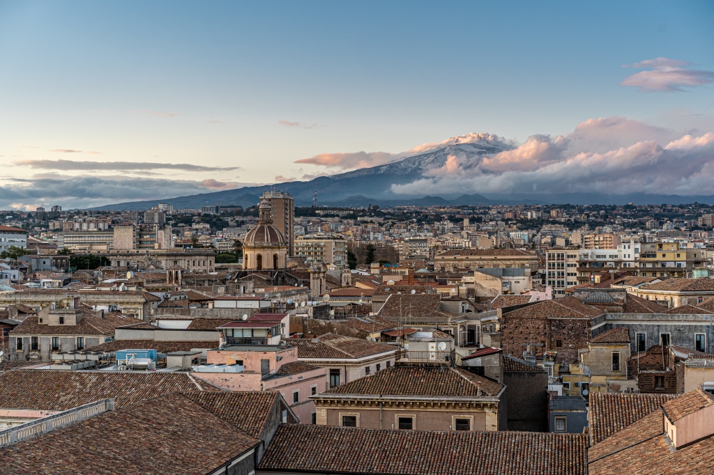 L'Etna vista dai tetti di Catania