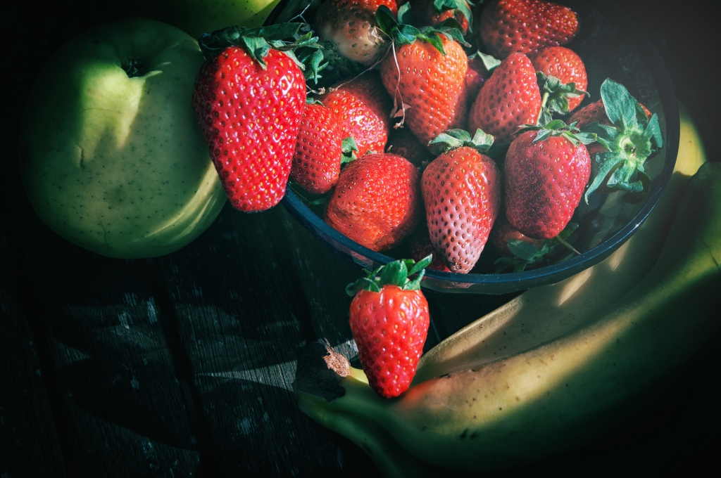 frutta fragole mele banane