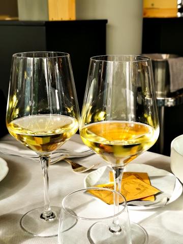 calici di vino bianco