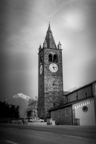 Campanile tra le montagne e la nebbia