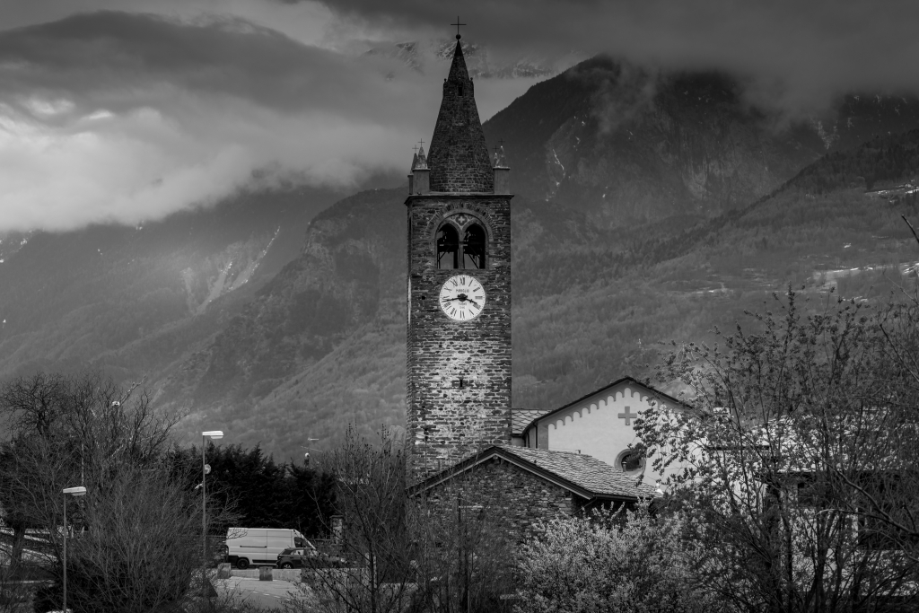 chiesa con campanile in bianco e nero