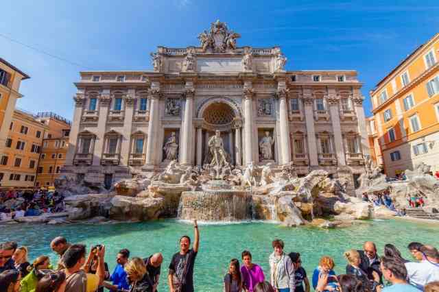 Fontana di Trevi con turisti, Roma, Italia