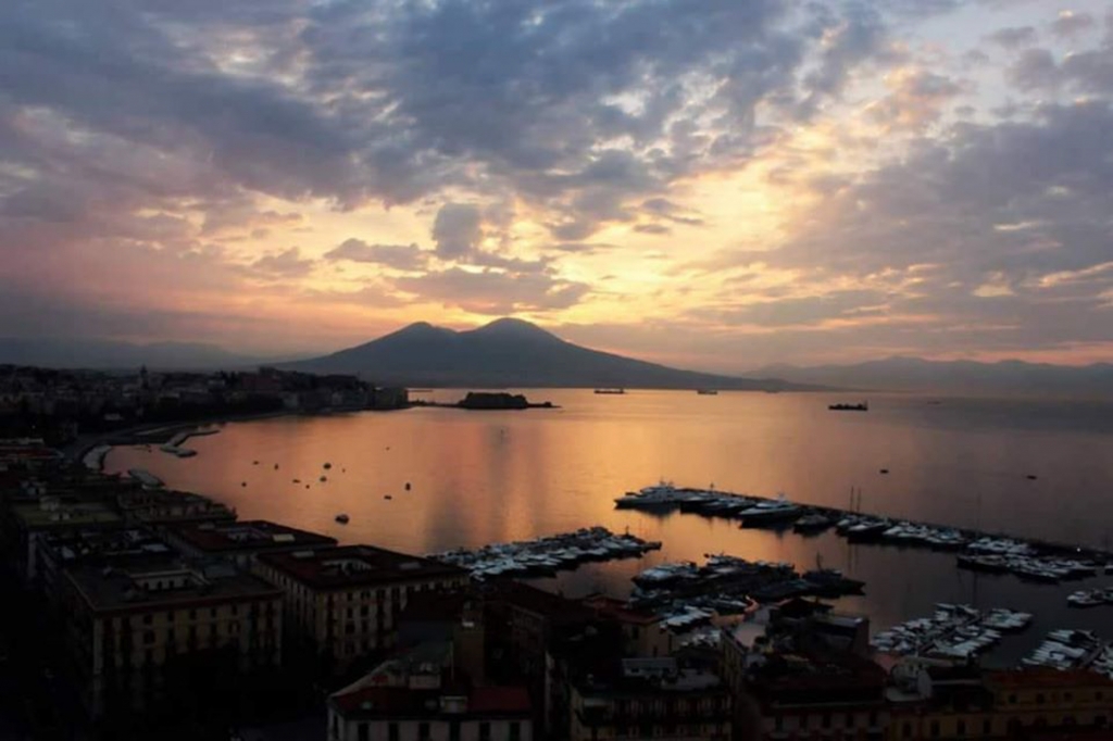 L'ALBA DI NAPOLI