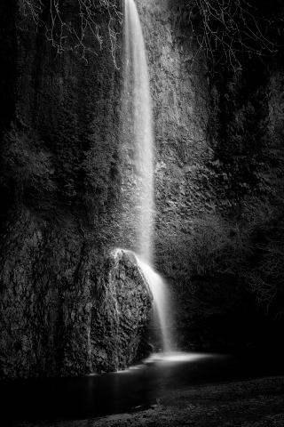 Cascata naturale sulla roccia nella foresta. Lunga esposizione · gennaroleonardiphotos