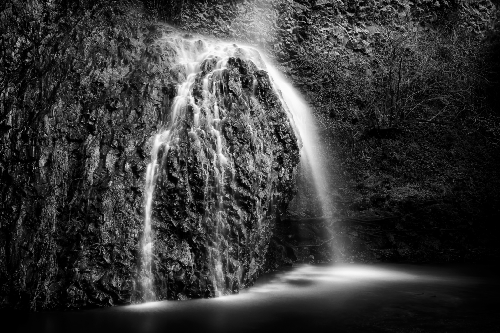 Cascata naturale sulla roccia nel bosco. Lunga esposizione