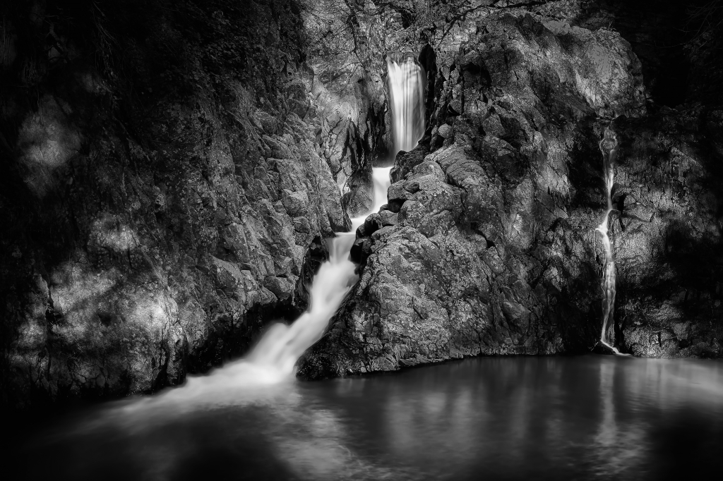 Cascata naturale sulla roccia di basalto. Lunga esposizione