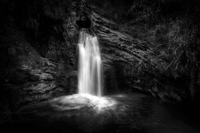 Cascata naturale nella foresta. Lunga esposizione