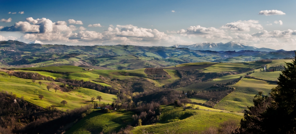 Paessaggio delle Marche vista monte nerone e catria