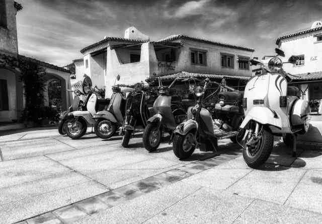 vespe piaggio bianco e nero