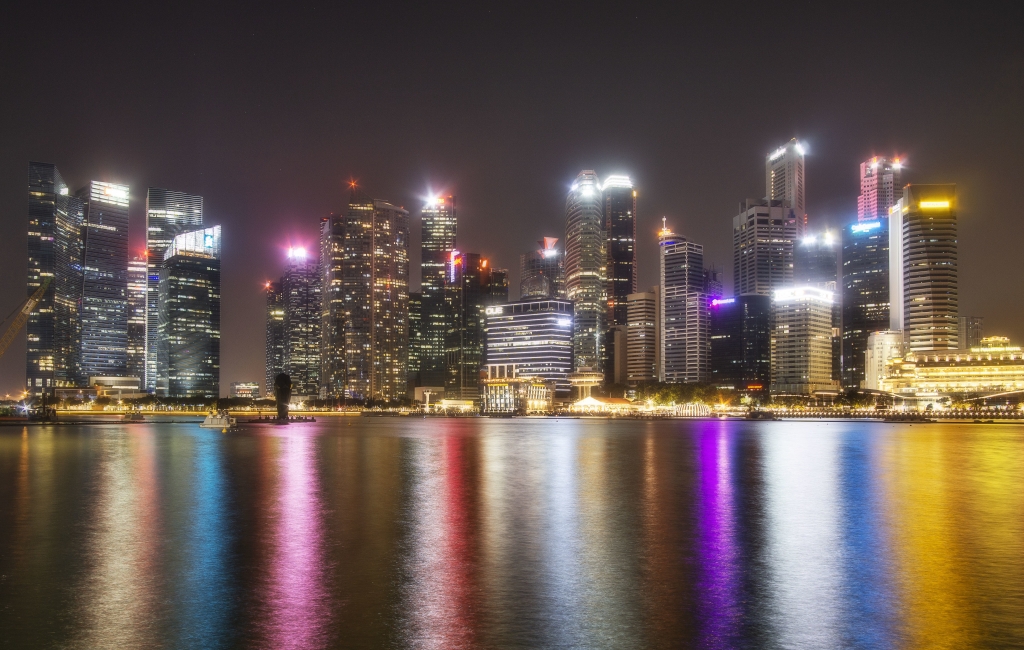 Riflessi notturni a Marina Bay di Singapore