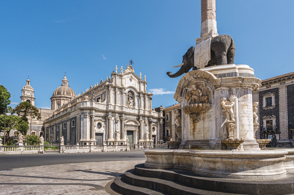 Catania, Sicilia. Piazza Duomo la Cattedrale e l'elefante