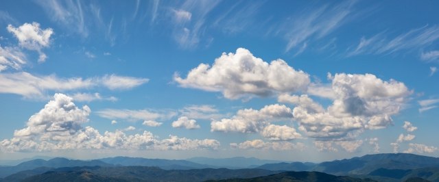 Panorama di cielo nuvoloso e montagna · gennaroleonardiphotos