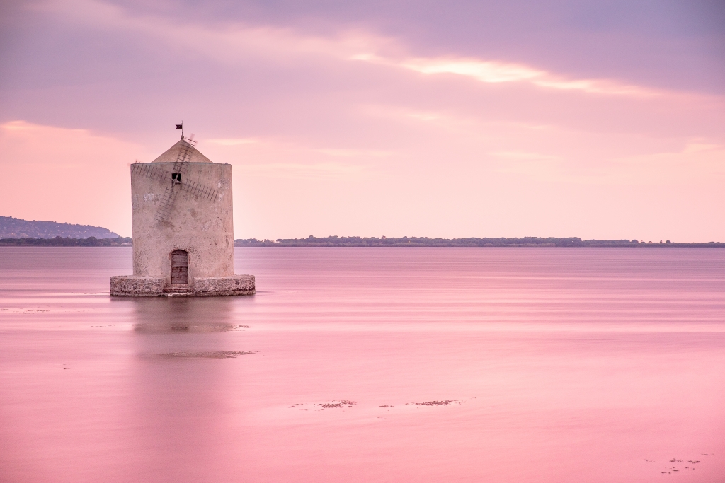 Il mulino della laguna di Orbetello in un tramonto tutto rosa