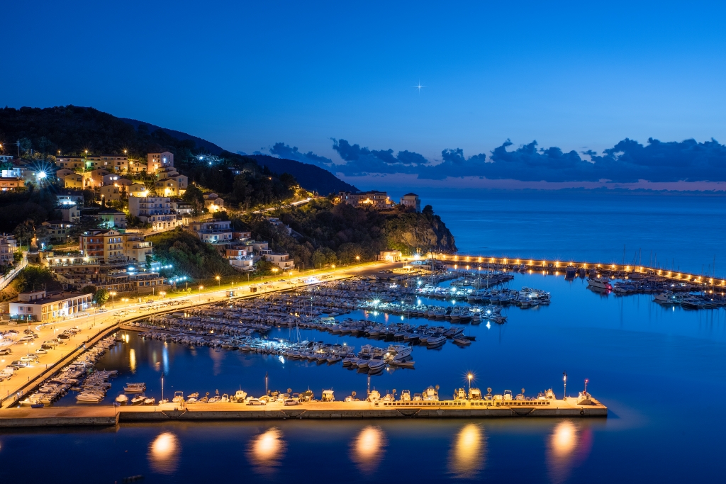 Il porto di Agropoli visto dall'alto in notturna