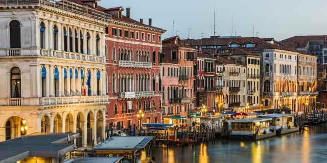 Palazzi sul Canal Grande. Tramonto a Venezia